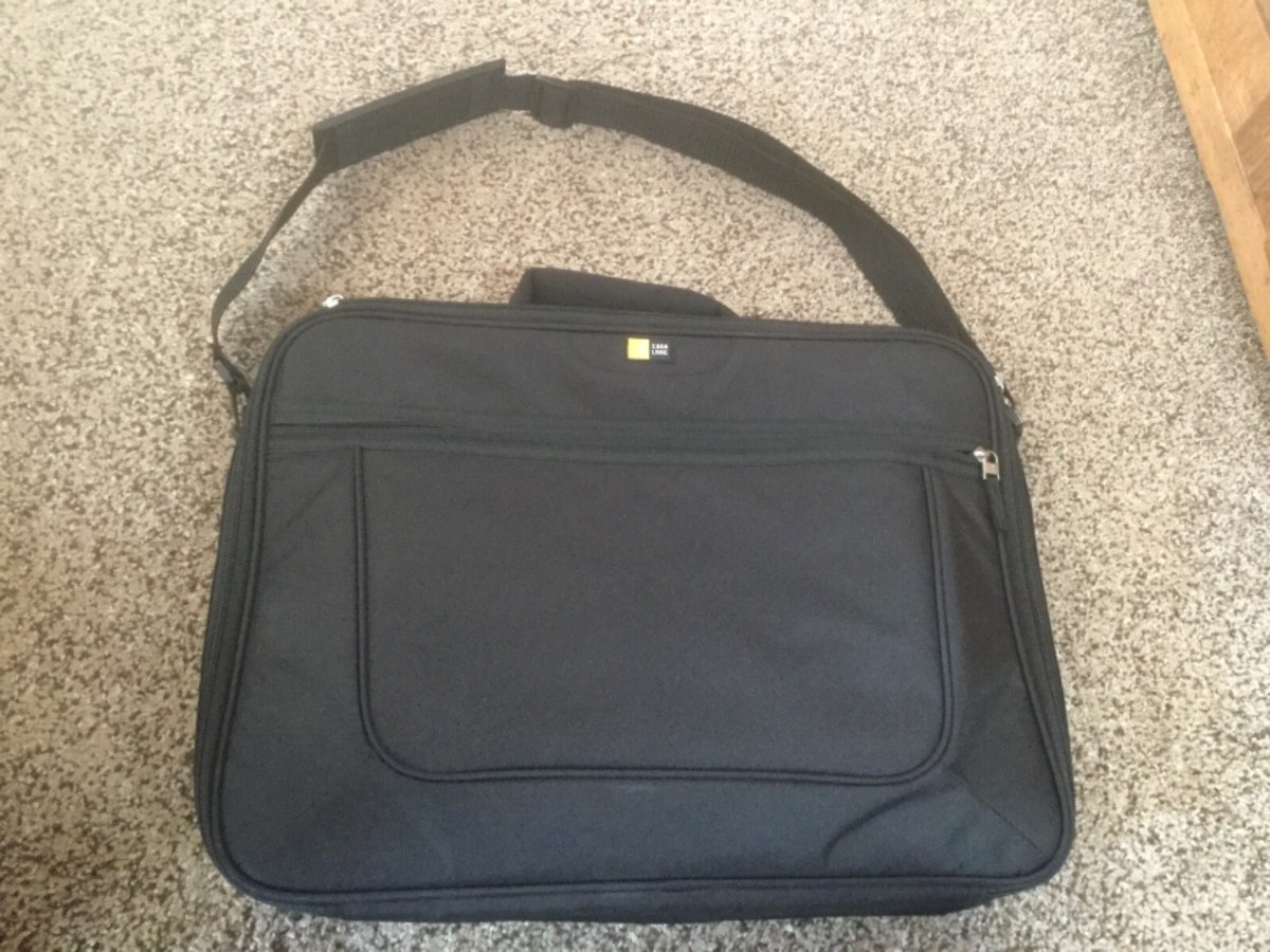 Preowned but Never Used Case Logic Laptop Case. 18” L x 14  display picture 1