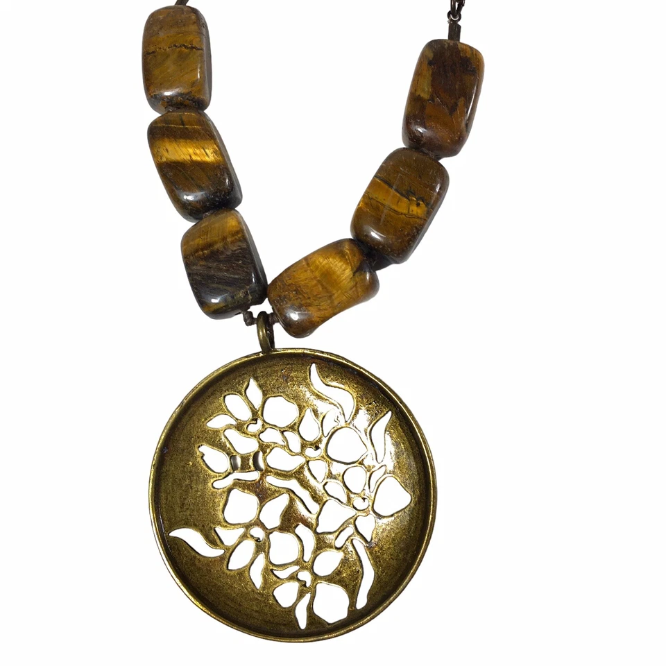 Bloque de cuentas de ojo de tigre y emblema de latón colgante grueso con conjunto de pendientes vintage Foto 3 de 4