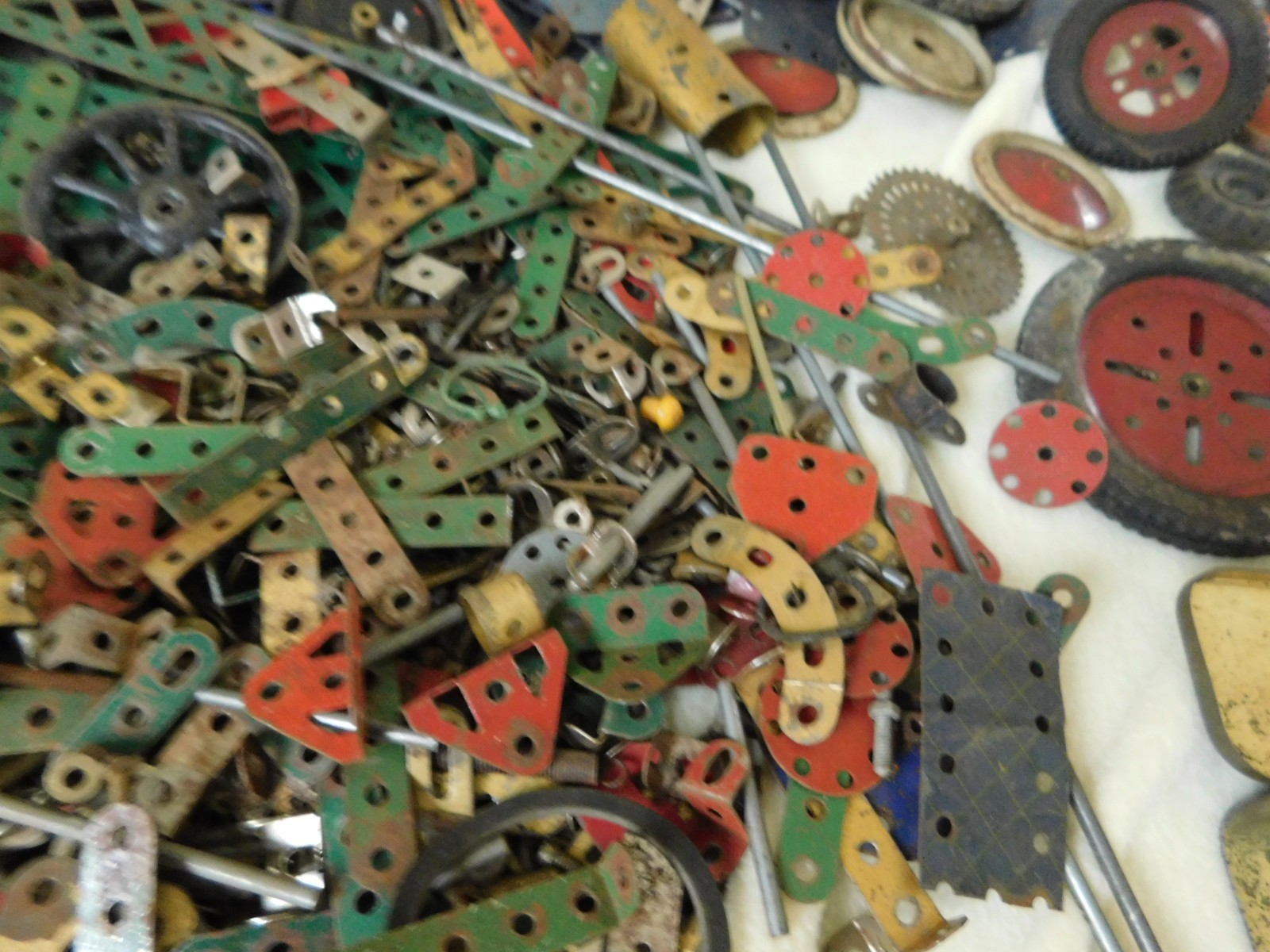 Vintage 18.5kg Meccano Joblot Spare Parts Wheels Cogs Screws Motor Plates etc
