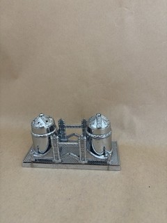 VINTAGE LONDON BRIDGE SALT AND PEPPER SHAKER GOOD VINTAGE CONDITION