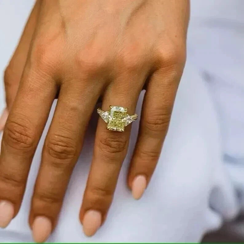 Anillo de boda de compromiso amarillo canario de 2,50 quilates creado en laboratorio chapado en oro de 14 quilates plateado Foto 2 de 4