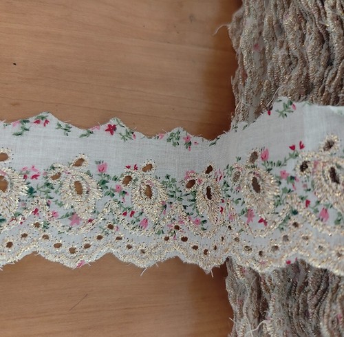 7.5 Yards 2" Wide Print Eyelet Cotton Lace with Embroidered Gold Flower b0398 - Picture 2 of 2