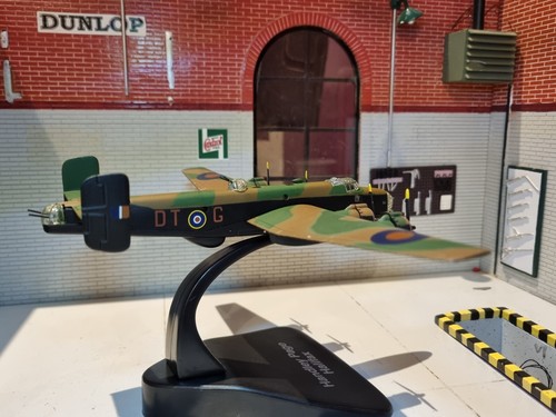 1:144 Handley Page Halifax B Mk3 1940 RAF Scale Diecast Model Metal Plane IXO - Picture 7 of 9