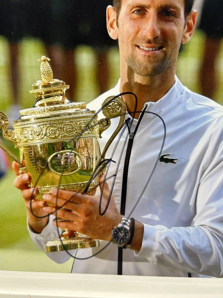 Foto firmada por Novak Djokovic 8x10 trofeo del campeonato de Wimbledon automático certificado de autenticidad JSA Foto 2 de 3