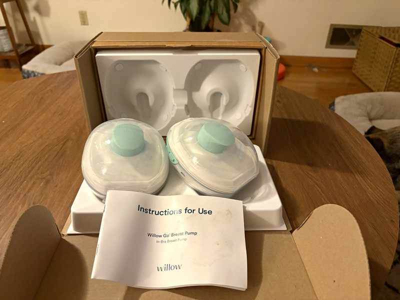 Willow Go Hands-Free Battery In-Bra Breast Pump Set White/Mint w Instructions