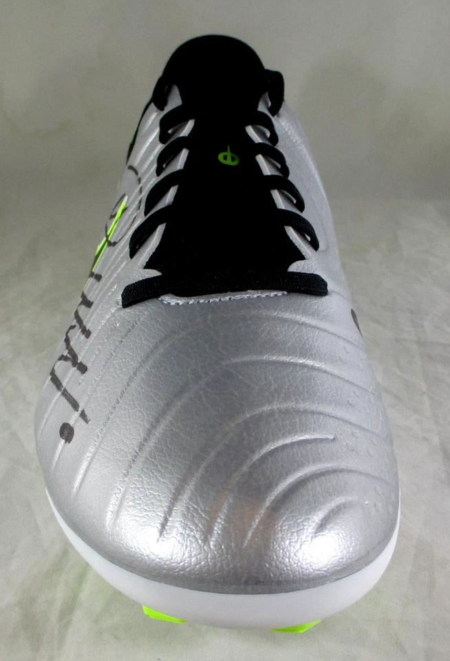 Cristiano Ronaldo / Botín de fútbol autografiado Nike Tiempo plateado y amarillo / Certificado de autenticidad Foto 4 de 4