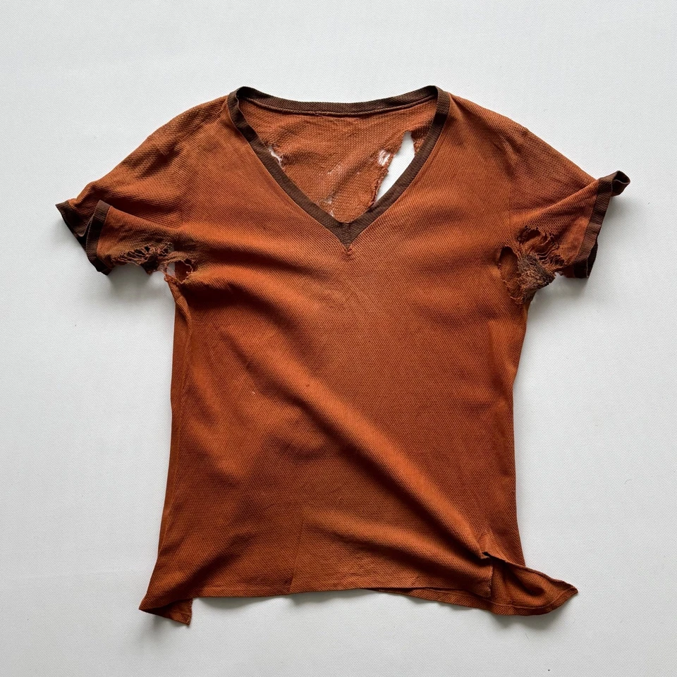 Camiseta alemana vintage de 1930 con cuello en V aplastada envejecida Foto 4 de 4