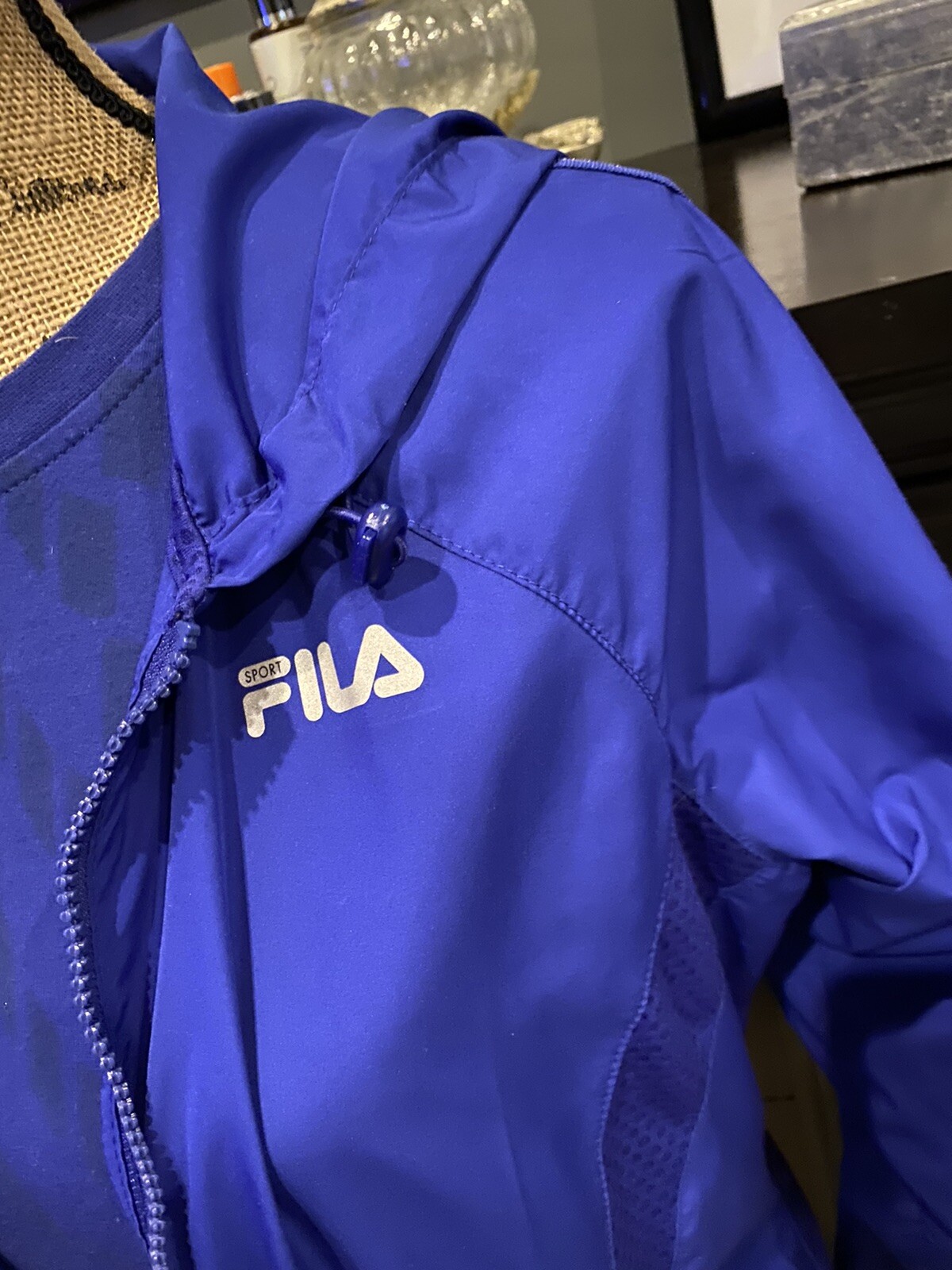 Giacca running Fila con cappuccio leggerissima donna media con maglietta abbinata