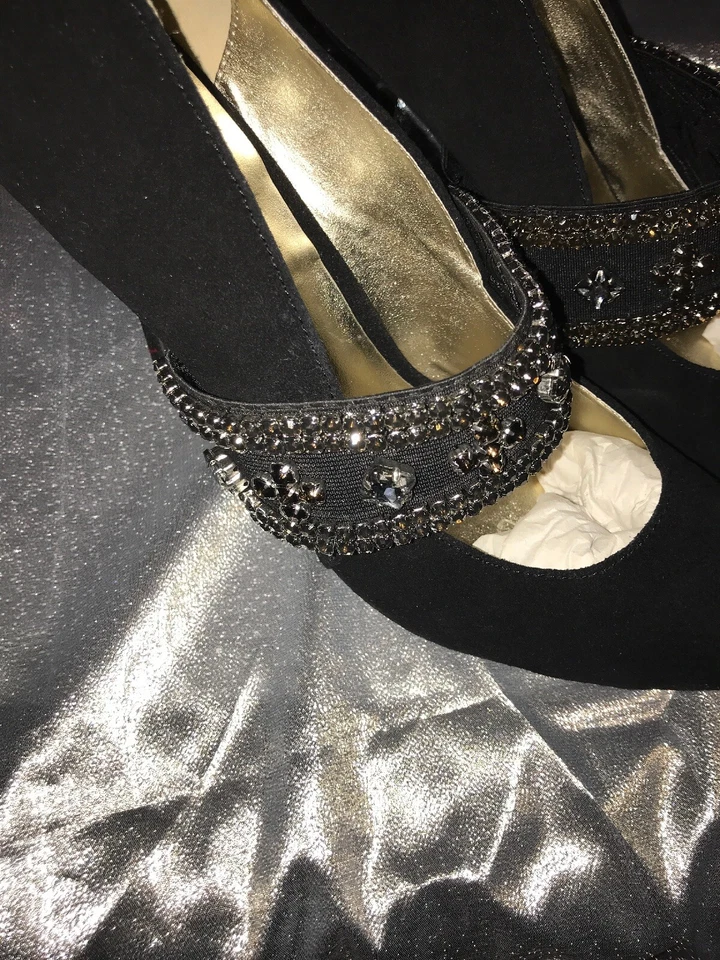 Zapatos de salón de noche elegantes de terciopelo con cuentas negras para mujer de MARK Foto 2 de 4