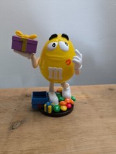 M&M Spender / Dispenser  Dosenfigur "Yellow mit Geschenk" auf M&M Berg
