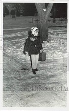 1974 Press Photo School child waits for morning bus during Daylight Saving Time