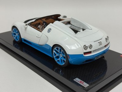 1/18 MR Collection Bugatti Veyron in White and Blue on Carbon base