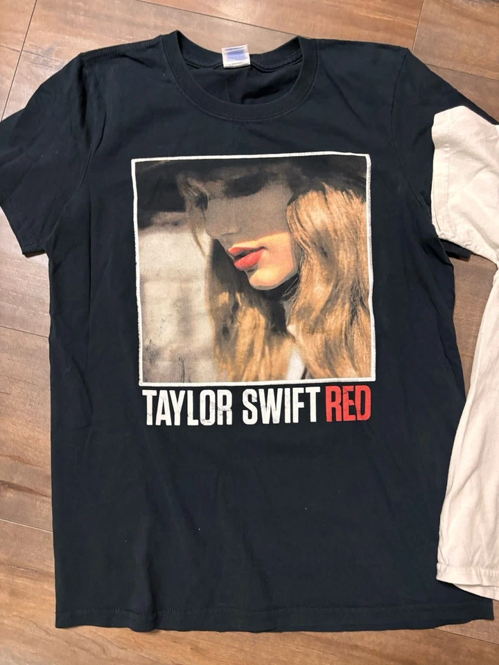 Wo Taylor Swift Red Tour 2013 Concert Tee Size S Gildan Black And White Shirt - Image 2 of 4