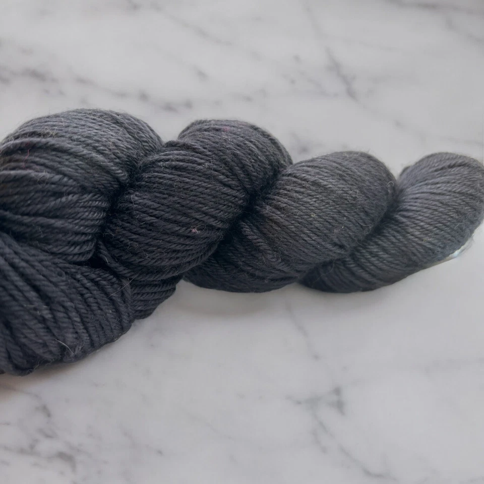 三个爱尔兰女孩 Springvale DK 纱线美利奴/尼龙“黑出”Stevenbe 限定 — 第 3/4 张图片