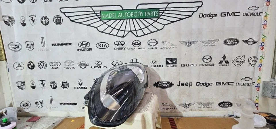 Faro halógeno Alfa Romeo 4C Spider 2015-2017 OEM con LED DRL pasajero derecho Foto 2 de 4