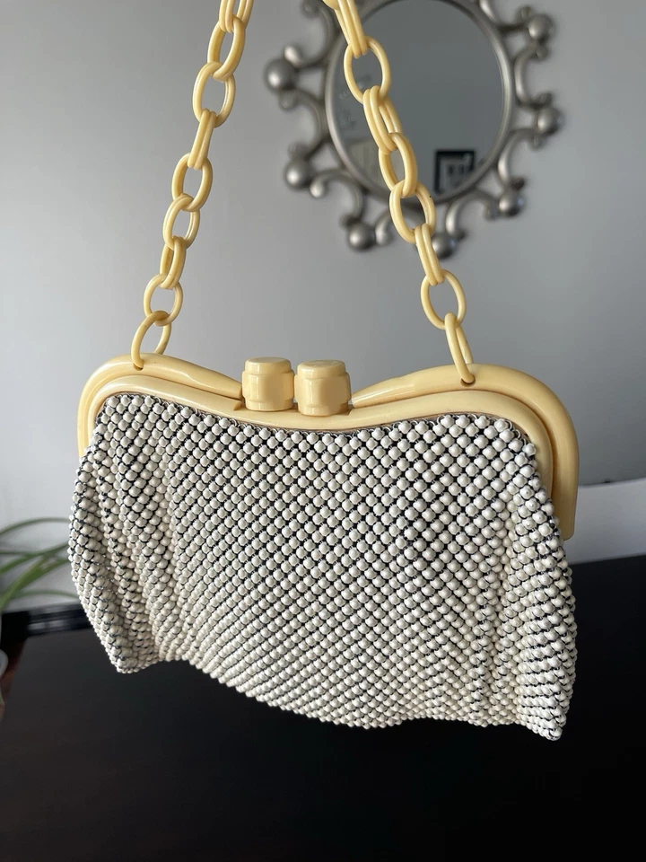 Cartera de malla vintage Whiting & Davis Co de aluminio de la década de 1940 con mango de cadena de baquelita crema Foto 2 de 4