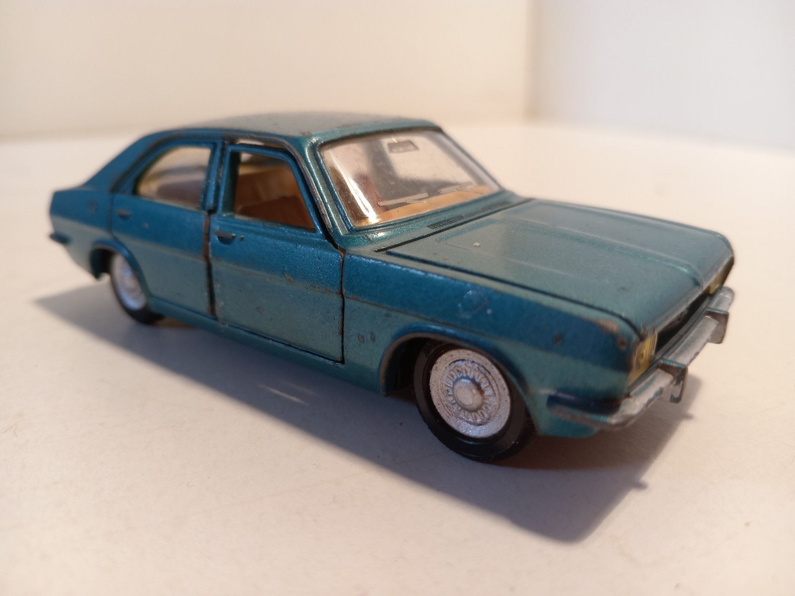 Dinky 1409, Chrysler 180 - Free Price Guide & Review