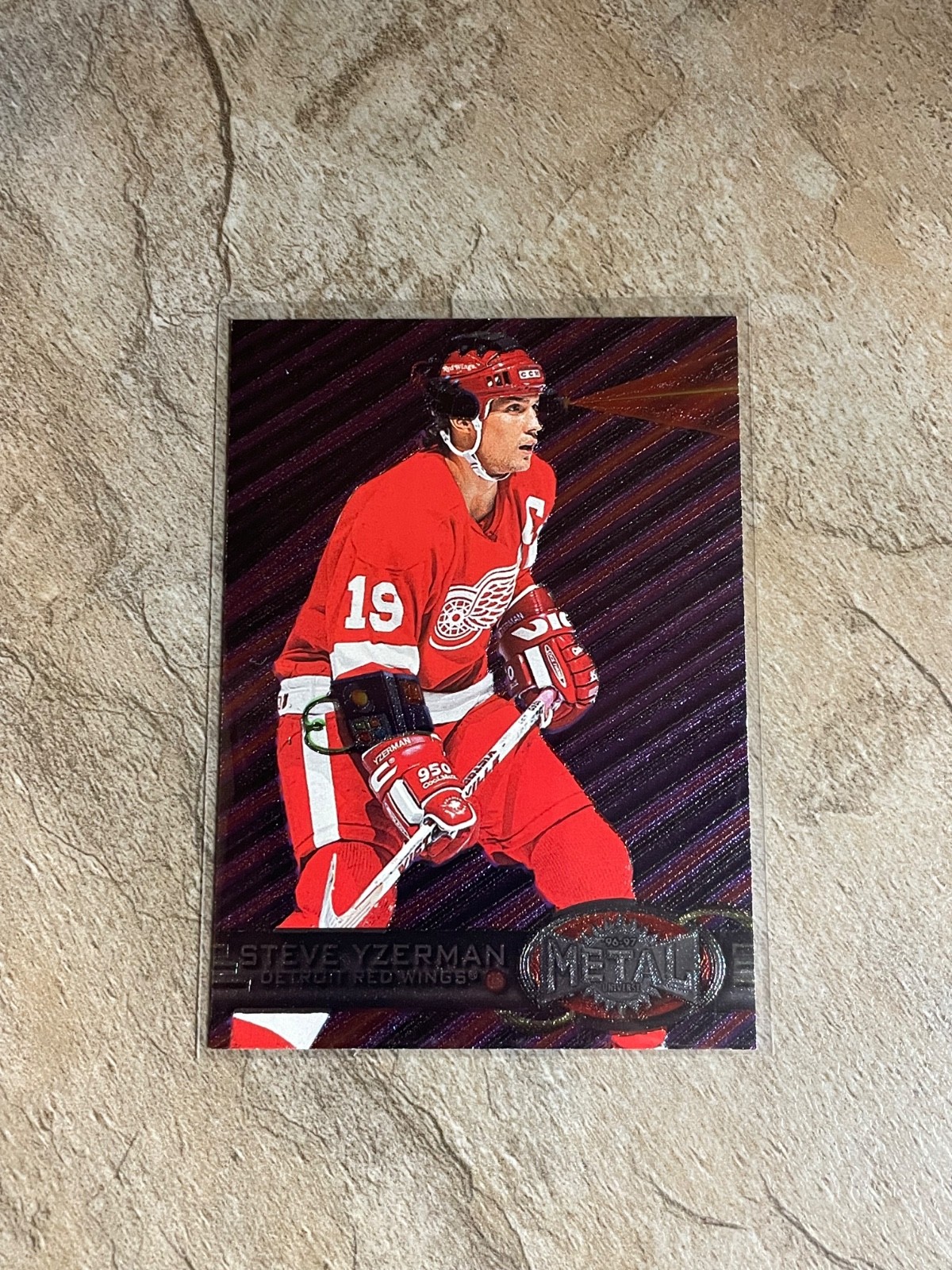 1996-97 Metal Universe Steve Yzerman #51