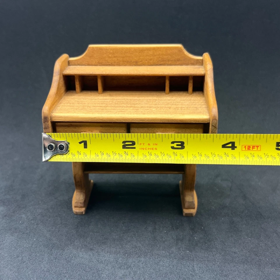 Escritorio de madera miniatura para casa de muñecas 2 cajones y silla marcada JFD Foto 3 de 4
