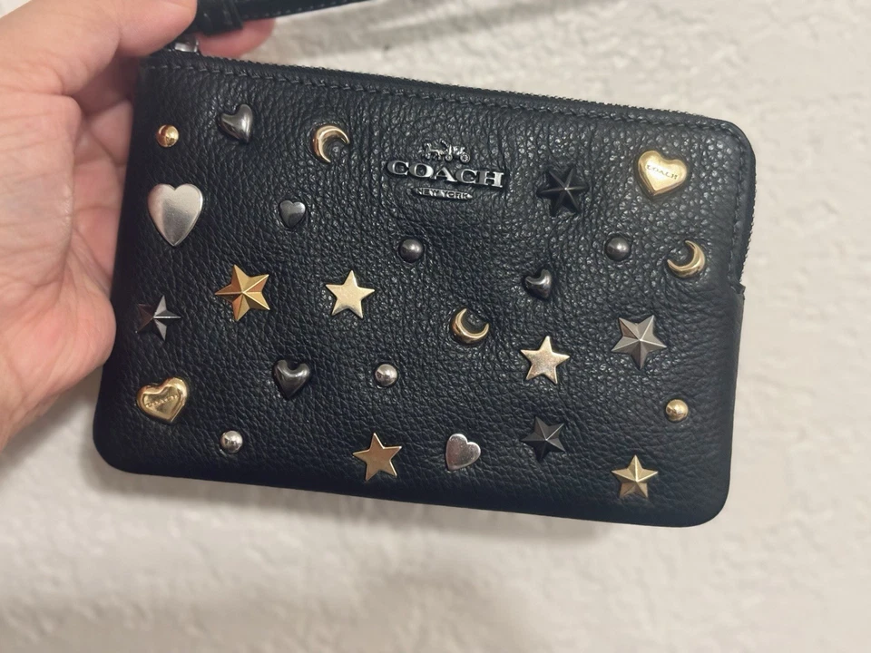 NUEVO CON ETIQUETAS Coach Esquina Cremallera Muñequera Remaches Gunmetal/Negro Multi Guijarro Cuero CCJ75 Foto 3 de 4