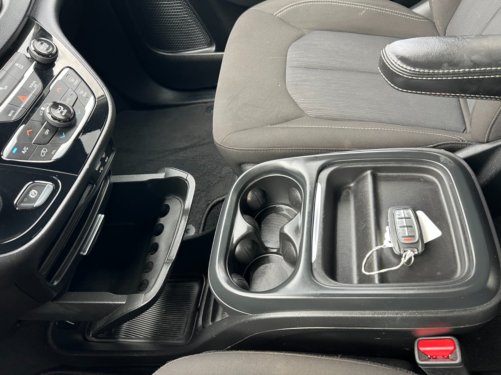 Chrysler Pacifica - Image 28