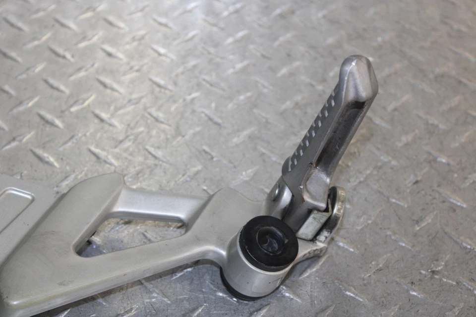 Kawasaki Ninja ZX11 ZX1100D 1993 clavija trasera izquierda pasajero 35011-1635-VZ Foto 3 de 4