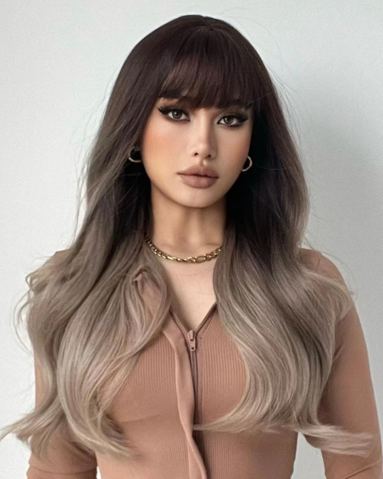 Perruque bouclée 55cm brun foncé idéale pour changer de look lors de vos soirées