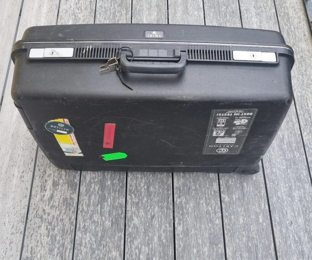 Reisekoffer Delsey schwarz 65 x 50 cm x 20 cm tiefe auf 2 Rollen mit Griff