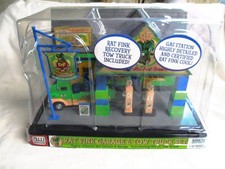 AUTO WORLD RAT FINK GARAGE TWO TRUCK SET NEW SEALED 1;32 SCALE