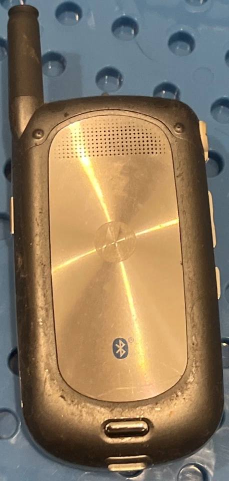 Motorola V323i Silver/Gray Flip Phone (CDMA Version) - Image 3 of 4