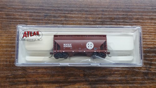 Tolva de flujo central Atlas 39211 ACF escala N 2 bahías - BNSF #406260 | Condition: New