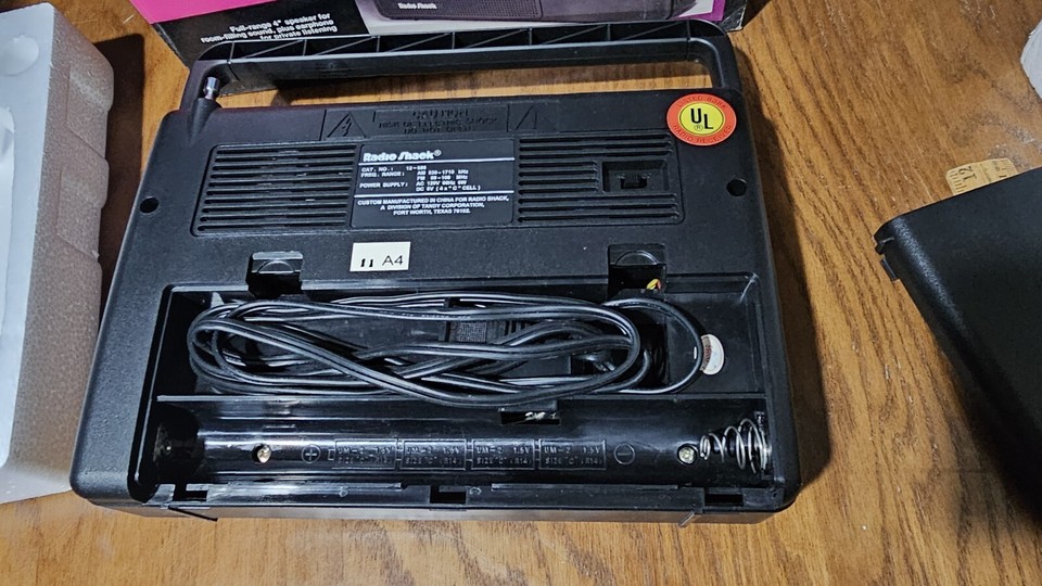 NEW IN BOX Vintage Realistic by Radio Shack AM/FM Portable Radio 12-686 ...