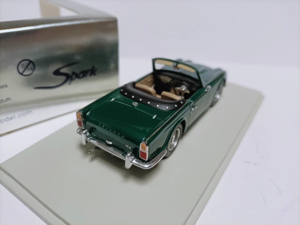 Spark 1/43 Triumph Tr4 绿色 — 第 3/4 张图片