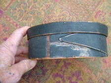 WONDERFUL 1801 SHAKER MINIATURE 2 FINGER PANTRY BOX WITH ORIGINAL BLACK PAINT