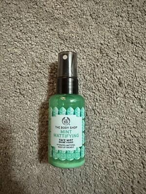 The Body Shop mattierender Gesichtsnebel mit Minze und Rose 60 ml