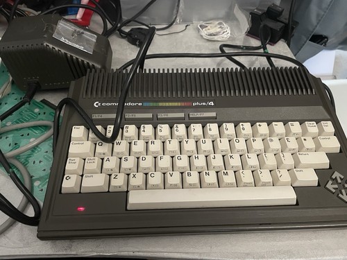 Ordinateur classique Commodore Plus 4 rien jauni malheureusement pas de photo