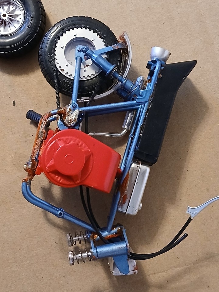 Maquette de moto en plastique YAMAHA ROBERTS 1988 1/12