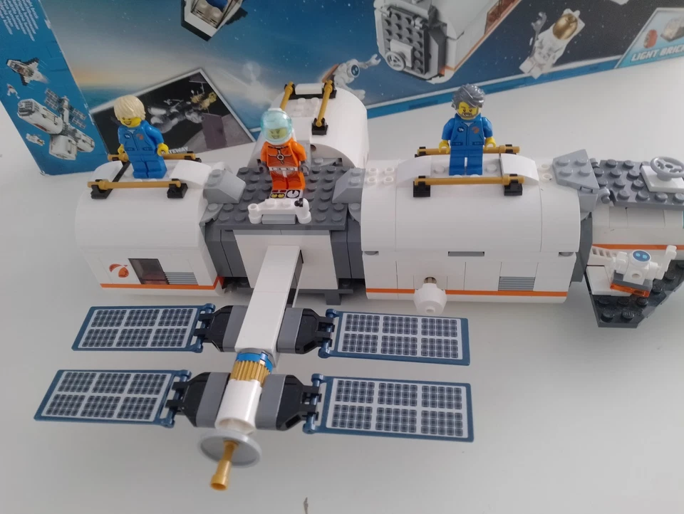 LEGO City 60227 Lunar Space Station, photo 3 sur 5
