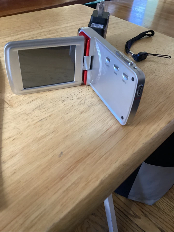 Polaroid Model iD1440 Red 2.7 Inch Touchscreen 14 MP 4x Zoom Digital Camcorder - Image 3 of 4