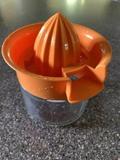 Entsafter, Handpresse mit integriertem Becher