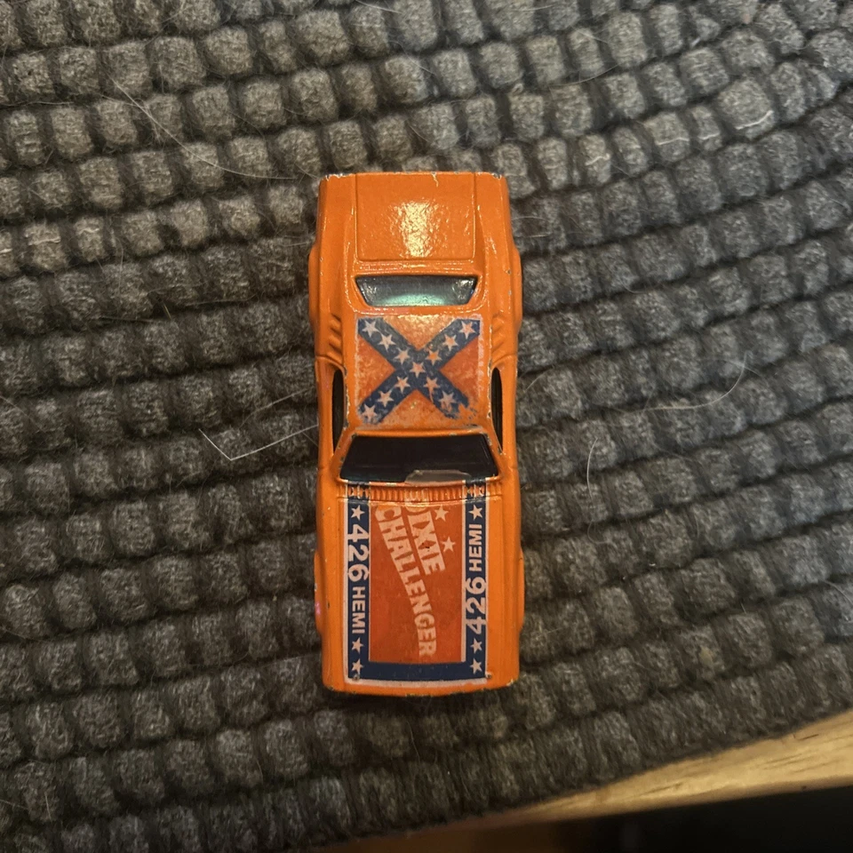 🔥De colección Hot Wheels 1970 Dixie Challenger 426 HEMI pared negra Mattel con bandera🏁 Foto 3 de 3