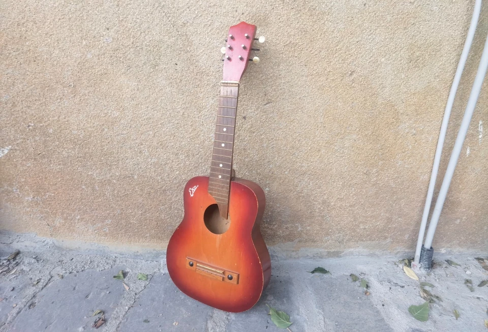 Guitarra acústica pequeña, guitarra pequeña vintage de madera Eko Foto 2 de 4