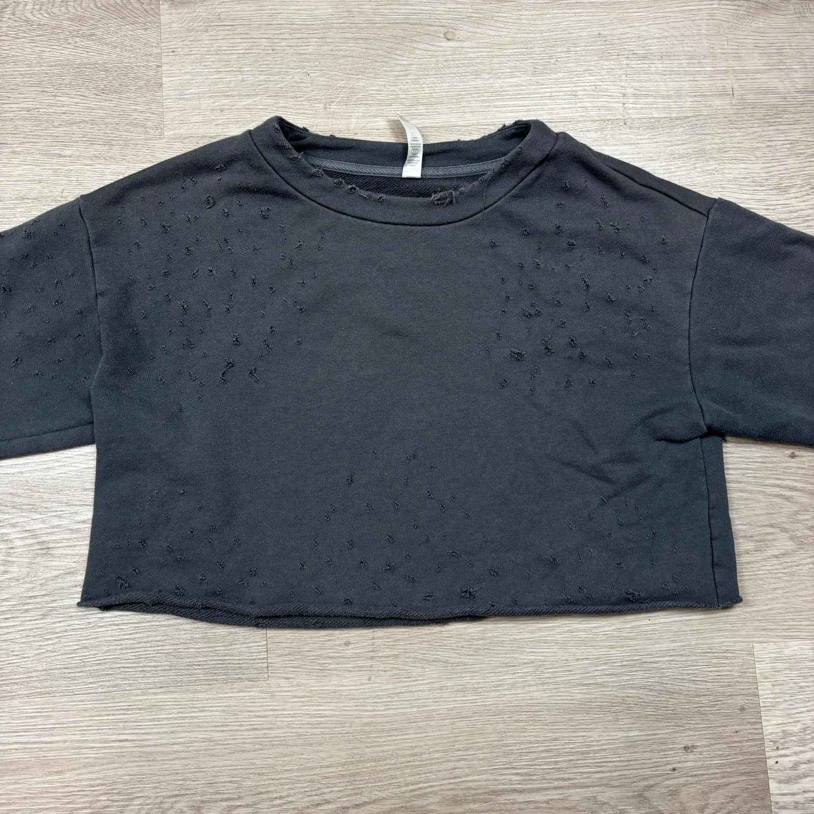 alo-yoga fierce distressed cropped pullover sweatshirt