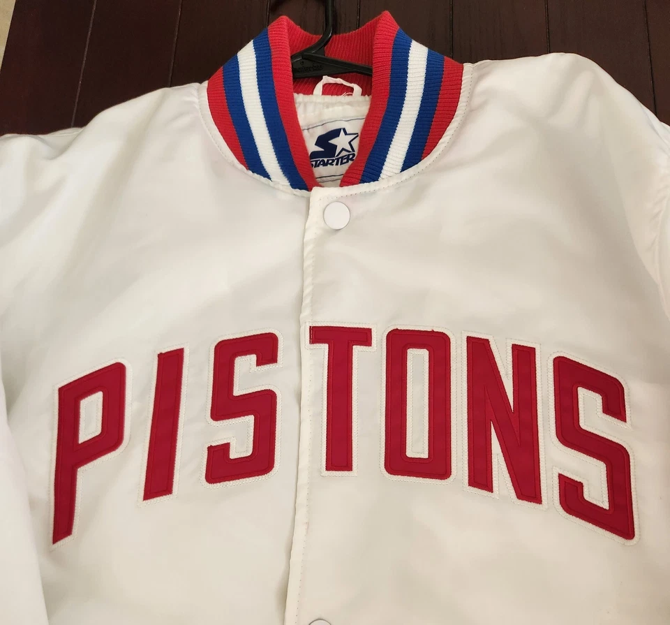 Chaqueta de iniciación XXL de Detroit Pistons para hombre satinada Ty Mopkins acolchada y apenas usada Foto 4 de 4