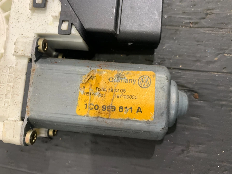 2001 VOLKSWAGEN GOLF PASSENGER SIDE REAR WINDOW MOTOR 1C0959811A #2 - Image 2 of 4