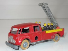 (V) solido VINTAGE 1930's CLOCKWORK FIRE ENGINE with firemen PRE WAR