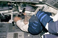 JOHN GLENN POSITIONS FOR FLIGHT DECK PHOTOGRAPHY 1998 4X6 POSTCARD PHOTO