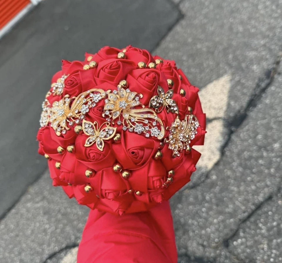 Ramo de Quinceañera Rosa Roja Oro Estrás Baile de graduación Dulce 16 Ramo de Lanzamiento de Novia Foto 2 de 4