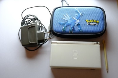 Nintendo DS lite inklusive Pokemon-Tasche und Ladekabel (ohne Hülle und Spiele)