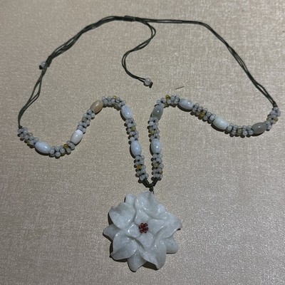 VINTAGE CHINESISCHE BLUME HANDGESCHLIFFEN JADE ANHÄNGER AN VERSTELLBARER KORDEL